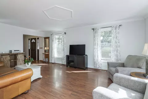 1297 E Hull Dr, Wheaton, IL 60189 photo 3