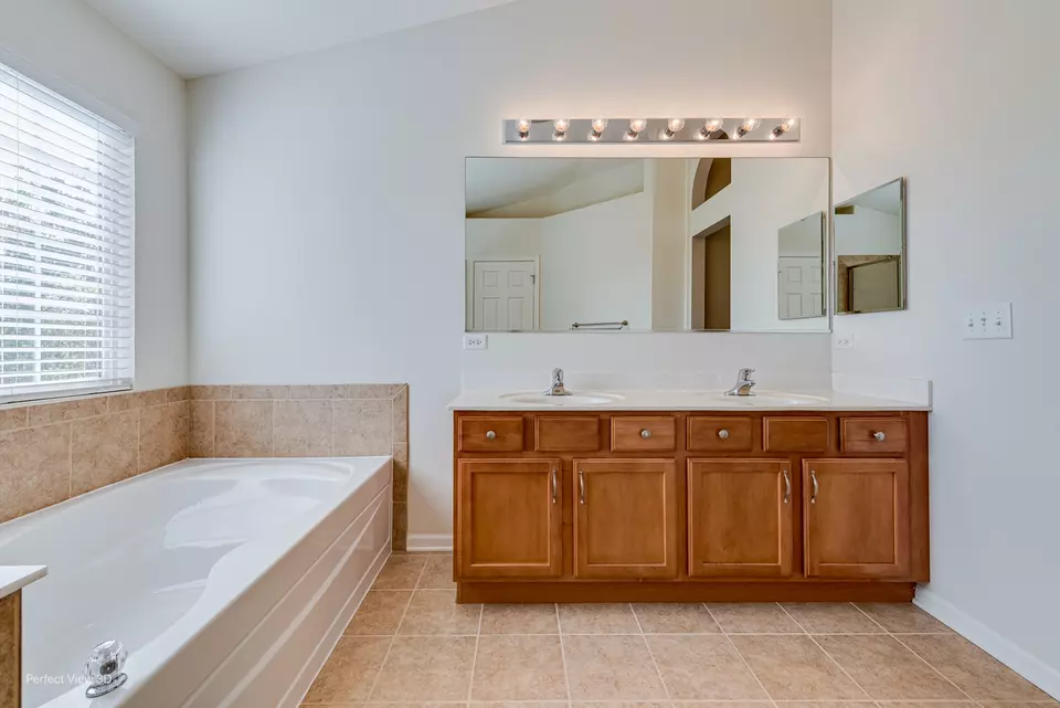 Bath - 600 Herath Ln, Shorewood, IL 60404 photo 2 of 3