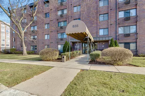 835 Pearson #205, Des Plaines, IL 60016