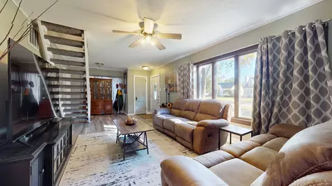 Living - 655 S Main Ave, Kankakee, IL 60901 photo 2 of 2