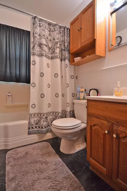 Bath - 826 Tomahawk Dr, Ottawa, IL 61350 photo 1 of 1