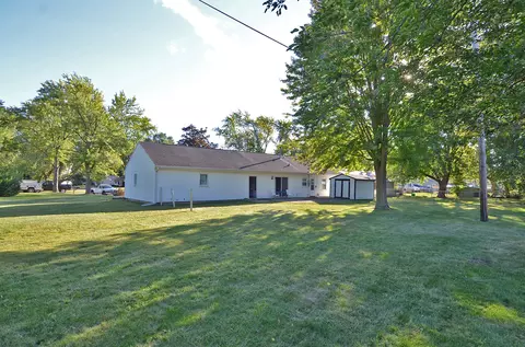 Exterior - 826 Tomahawk Dr, Ottawa, IL 61350 photo 4 of 5