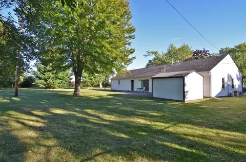 Exterior - 826 Tomahawk Dr, Ottawa, IL 61350 photo 3 of 5