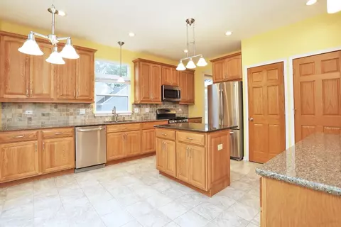 Kitchen - 214 Remington Dr, Bartlett, IL 60103 photo 2 of 4