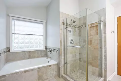 Bath - 214 Remington Dr, Bartlett, IL 60103 photo 3 of 4