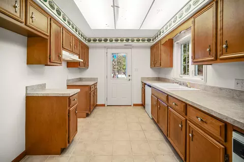Kitchen - 14318 Long Ave, Midlothian, IL 60445 photo 4 of 6