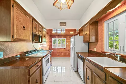 Kitchen - 14318 Long Ave, Midlothian, IL 60445 photo 6 of 6
