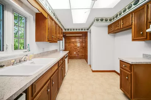 Kitchen - 14318 Long Ave, Midlothian, IL 60445 photo 5 of 6