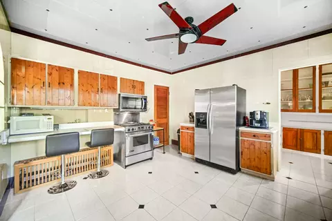 Kitchen - 14318 Long Ave, Midlothian, IL 60445 photo 3 of 6
