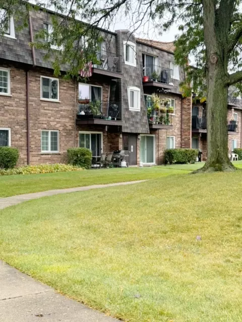 9388 Bay Colony Dr #1N, Des Plaines, IL 60016