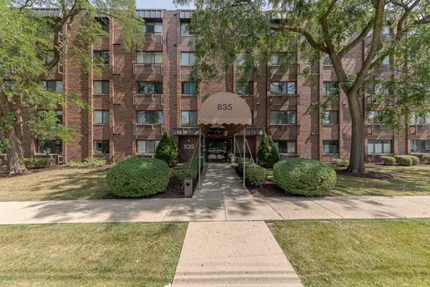 835 Pearson St #303, Des Plaines, IL 60016