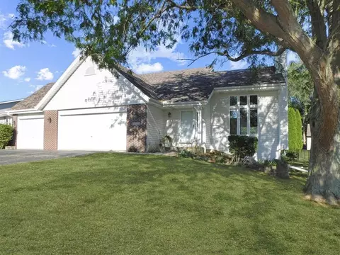 10125 Hawks Pointe Trl, Roscoe, IL 61073