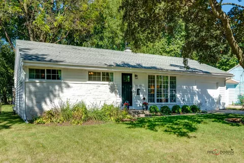 16130 W Arlington Dr, Libertyville, IL 60048
