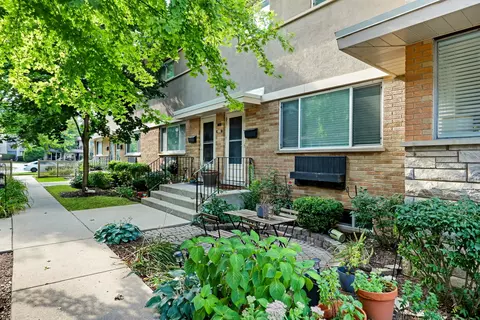 622 S Milwaukee Ave #D, Libertyville, IL 60048