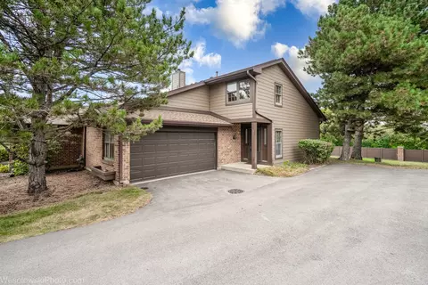 11 Indian Trail Dr, Westmont, IL 60559