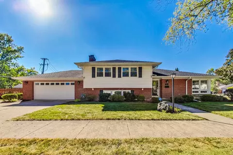 114 N Kennicott Ave, Arlington Heights, IL 60005