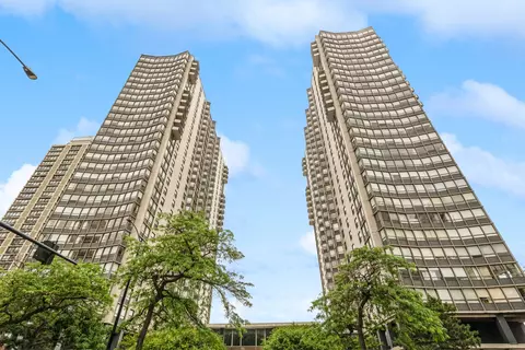 5701 N Sheridan Rd #8C, Chicago, IL 60660