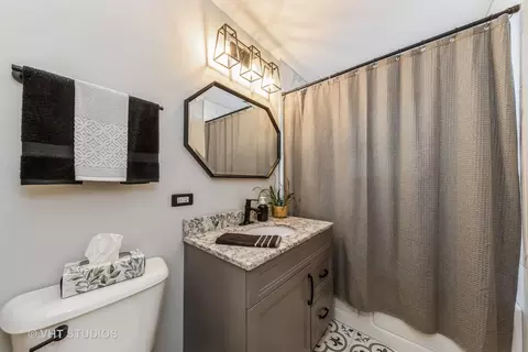 Bath - 4106 Owl Dr, Rolling Meadows, IL 60008 photo 1 of 1