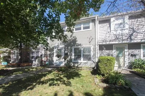829 Mansfield Ct, Schaumburg, IL 60194