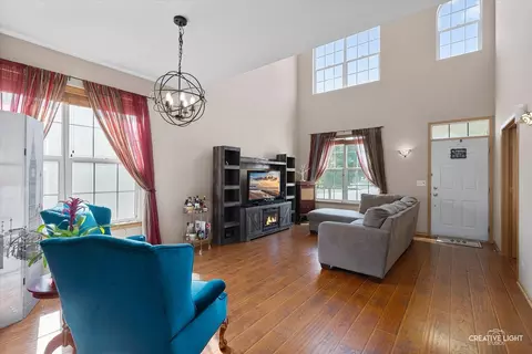 Living - 784 Frieder Ct, Aurora, IL 60504 photo 4 of 5