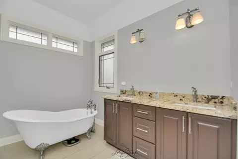 Bath - 5333 155th St, Oak Forest, IL 60452 photo 2 of 5
