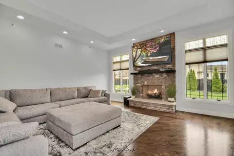 Living - 5333 155th St, Oak Forest, IL 60452 photo 2 of 2