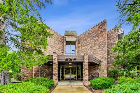 925 Spring Hill Dr #106, Northbrook, IL 60062