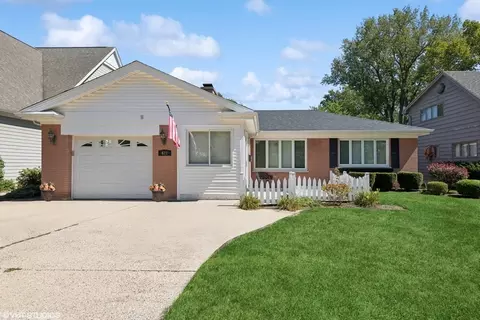 621 Prairie Ave, Barrington, IL 60010