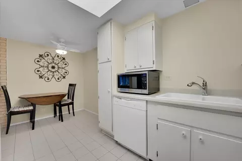 Kitchen - 14 Duxbury, Rolling Meadows, IL 60008 photo 3 of 3