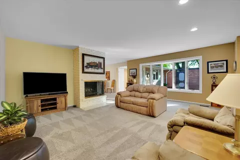 Living - 14 Duxbury, Rolling Meadows, IL 60008 photo 1 of 3