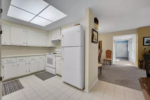 Kitchen - 14 Duxbury, Rolling Meadows, IL 60008 photo 2 of 3