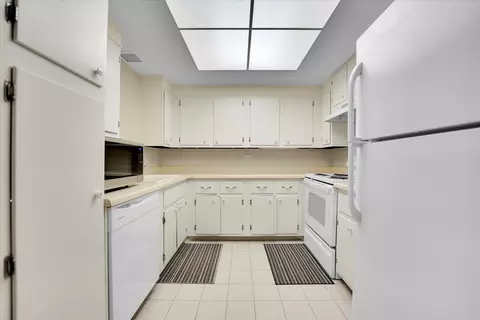 Kitchen - 14 Duxbury, Rolling Meadows, IL 60008 photo 1 of 3
