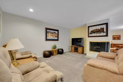 Living - 14 Duxbury, Rolling Meadows, IL 60008 photo 2 of 3