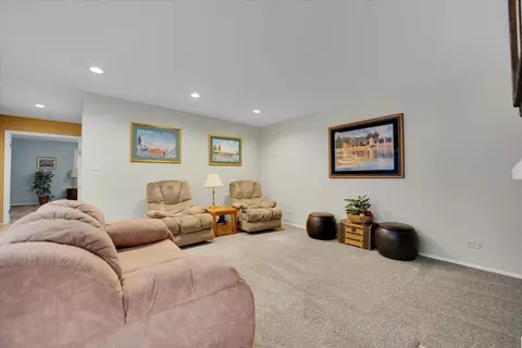 Living - 14 Duxbury, Rolling Meadows, IL 60008 photo 3 of 3