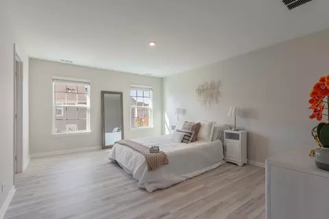 Bedroom - 3 Nicholas Dr, Des Plaines, IL 60016 photo 1 of 4