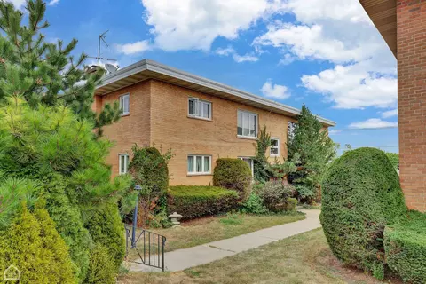 9119 Niles Center Rd #2E, Skokie, IL 60076