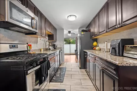 1094 Cascade Dr, Aurora, IL 60506 photo 4