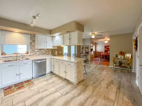 Kitchen - 302 Jonquil Ln, Mazon, IL 60444 photo 2 of 5