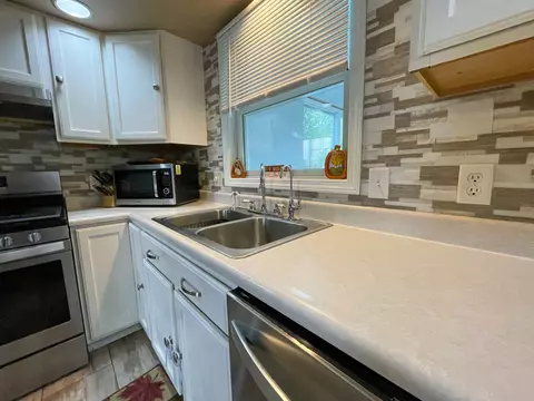 Kitchen - 302 Jonquil Ln, Mazon, IL 60444 photo 4 of 5