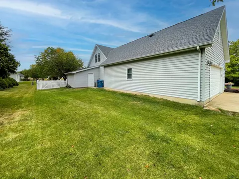 Exterior - 302 Jonquil Ln, Mazon, IL 60444 photo 9 of 12