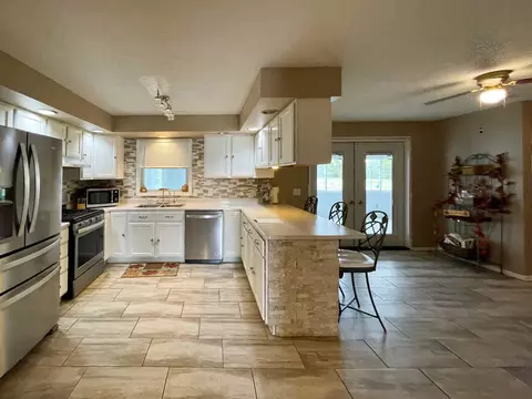 Kitchen - 302 Jonquil Ln, Mazon, IL 60444 photo 3 of 5