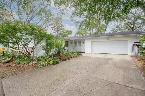 5841 Lenox Rd, Lisle, IL 60532