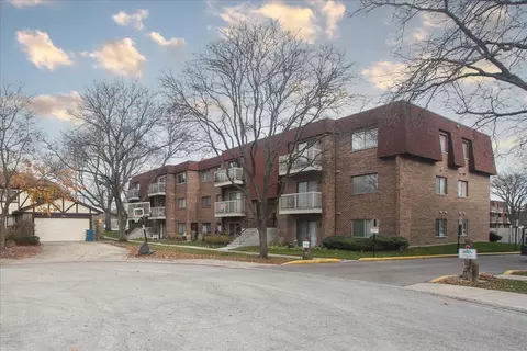705 W Central Rd #B8, Mount Prospect, IL 60056