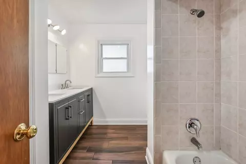 Bath - 14759 Massasoit Ave, Oak Forest, IL 60452 photo 2 of 2