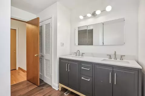 Bath - 14759 Massasoit Ave, Oak Forest, IL 60452 photo 1 of 2