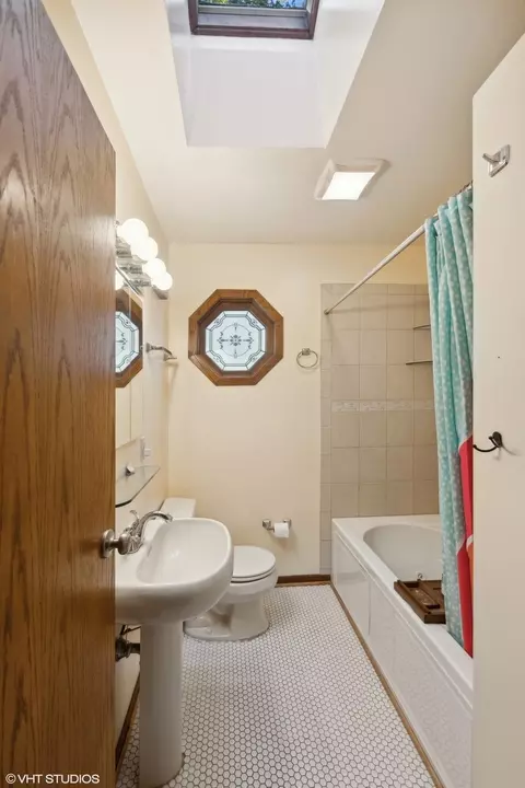 Bath - 7352 W 109th Pl, Worth, IL 60482 photo 1 of 4