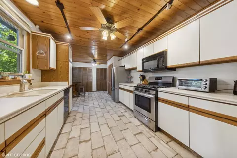 Kitchen - 7352 W 109th Pl, Worth, IL 60482 photo 1 of 2