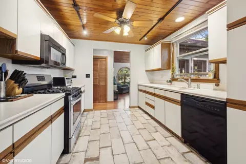 Kitchen - 7352 W 109th Pl, Worth, IL 60482 photo 2 of 2