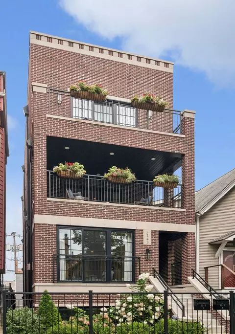 3243 N Lakewood Ave #1, Chicago, IL 60657