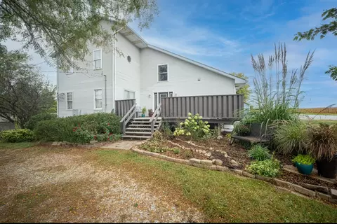 7487 E 2250s Rd, Saint Anne, IL 60964